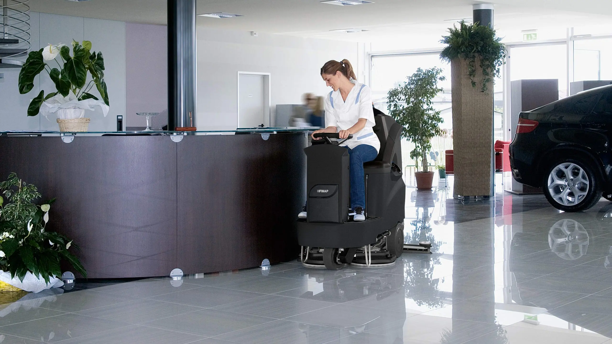 Scrubber leaving a dry floor behind the squeegee